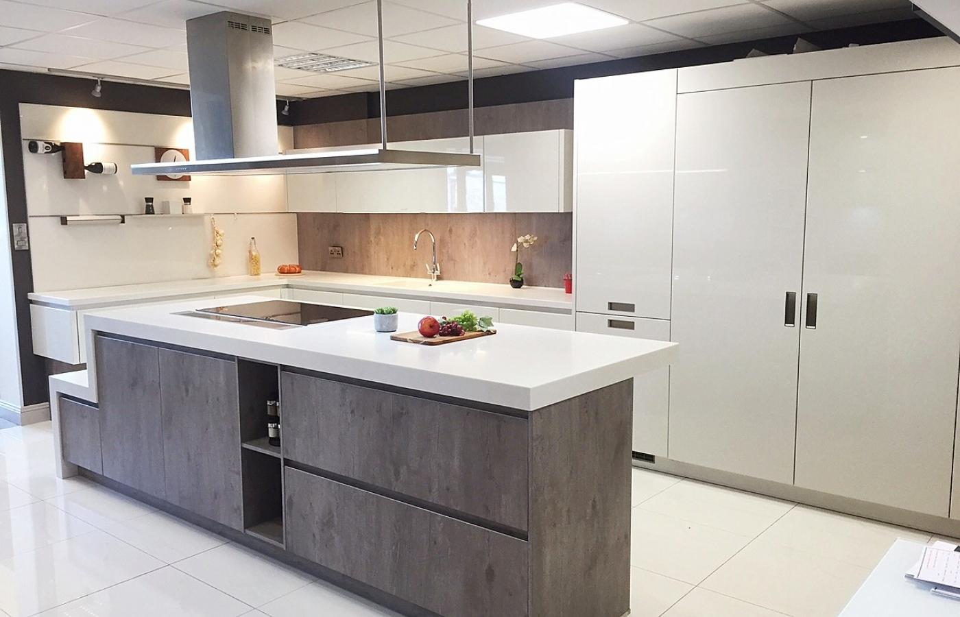 Kitchen Y - line / LH / Crystal /  Catania Grey Brown ( Showroom )