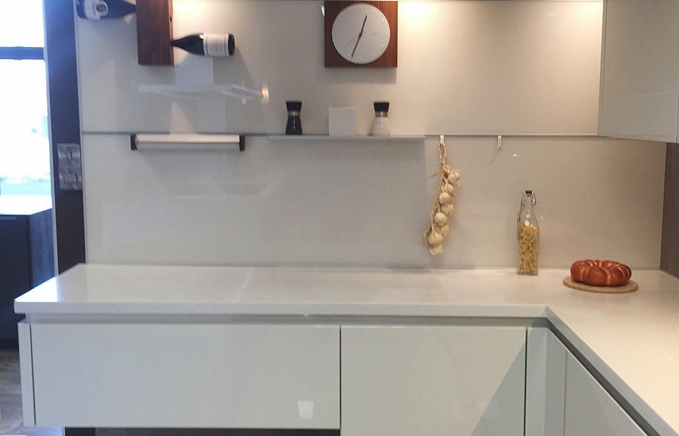 Glass crystal splash back with suspension system