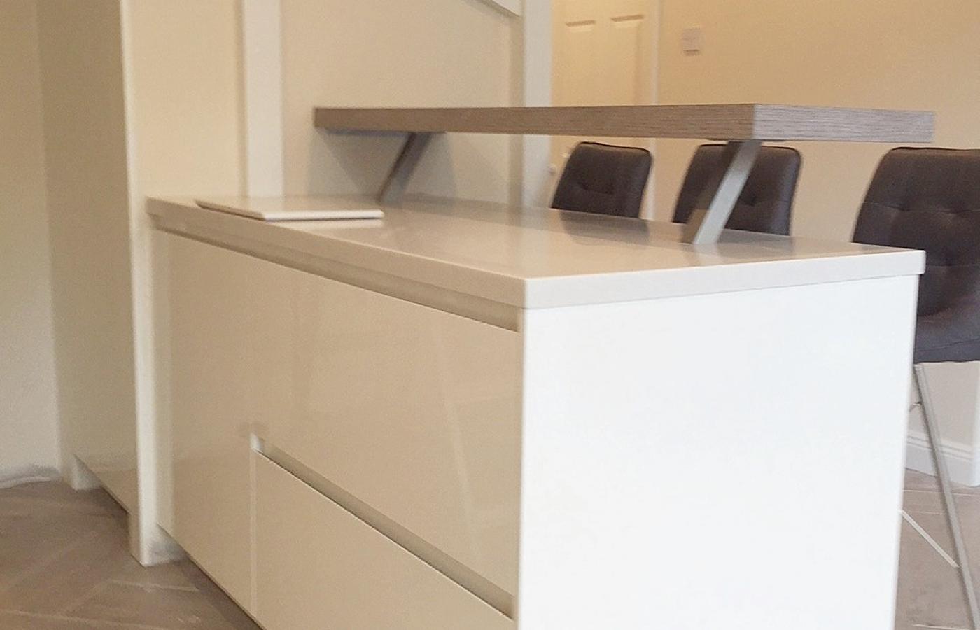 Peninsula unit with raised Breakfast Bar