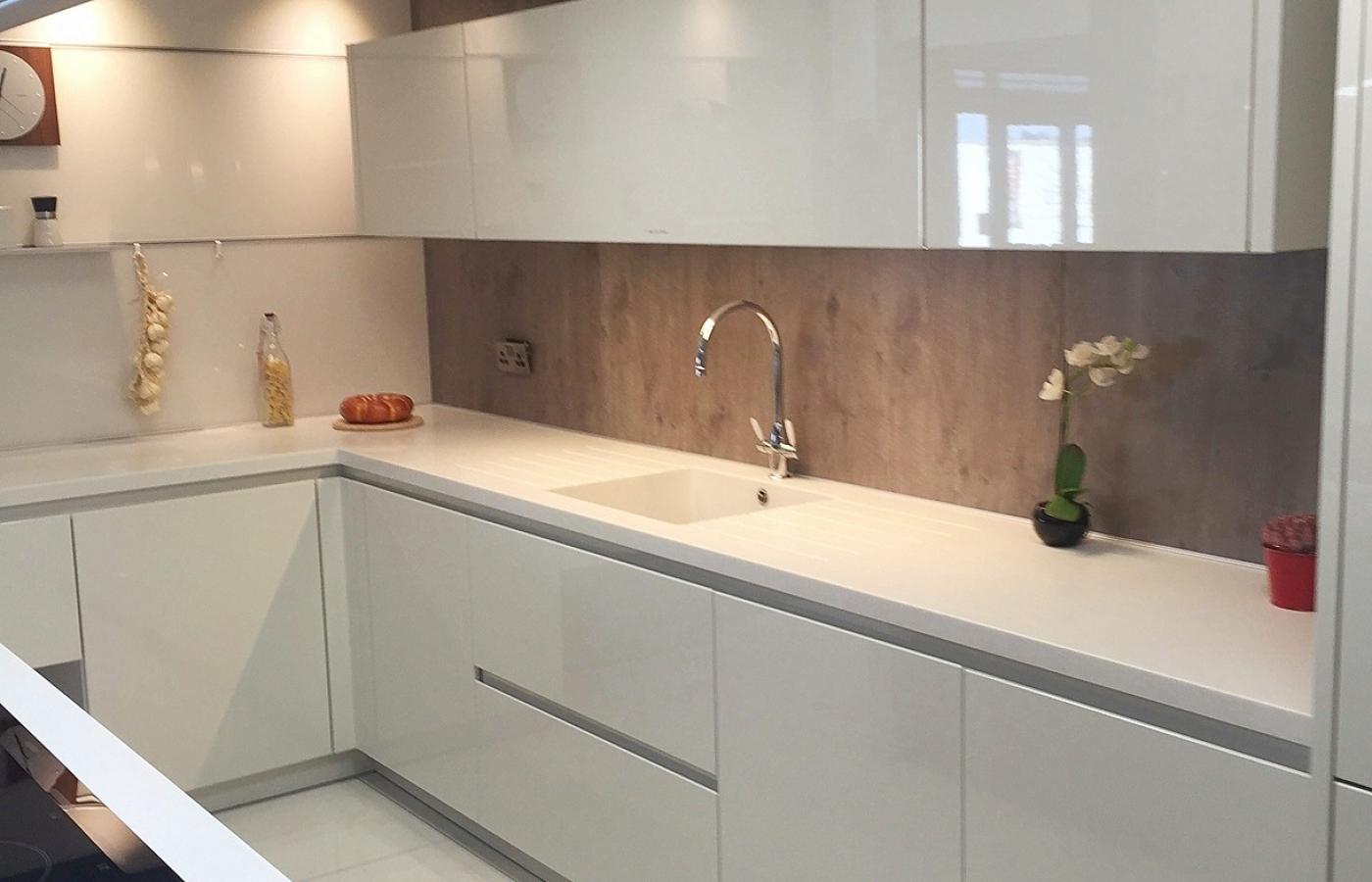 Kitchen Y - line / LH / Crystal /  Catania Grey Brown ( Showroom )