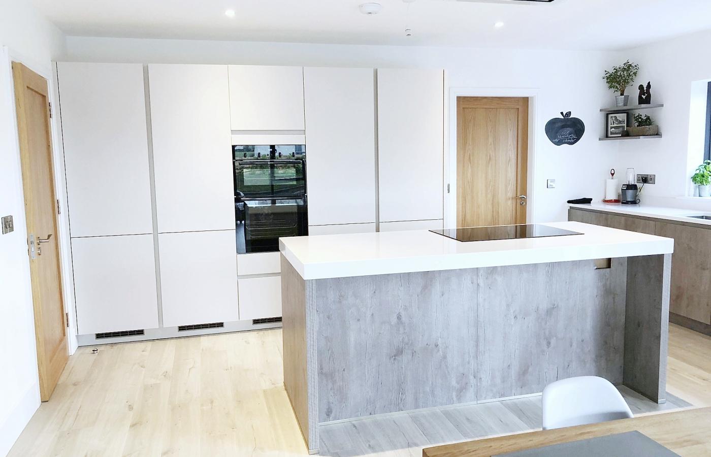 handless open plan kitchen