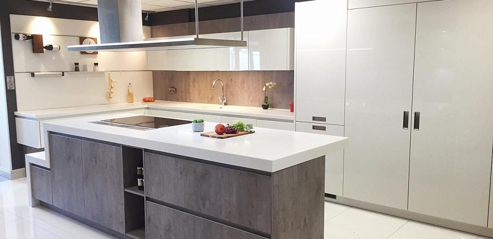 Kitchen Y - line / LH / Crystal /  Catania Grey Brown ( Showroom )